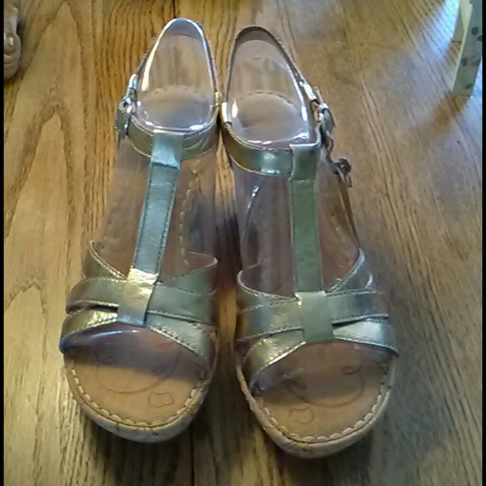 BORN LEATHER GOLD WEDGE SANDAL, NWT